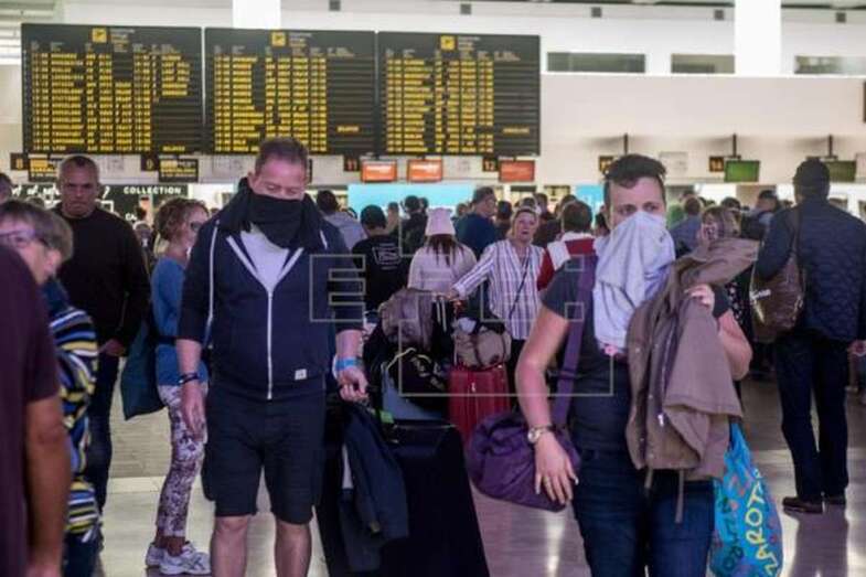 Imagen de archivo de turistas en el Aeropuerto de Lanzarote / EFE Javier Fuentes